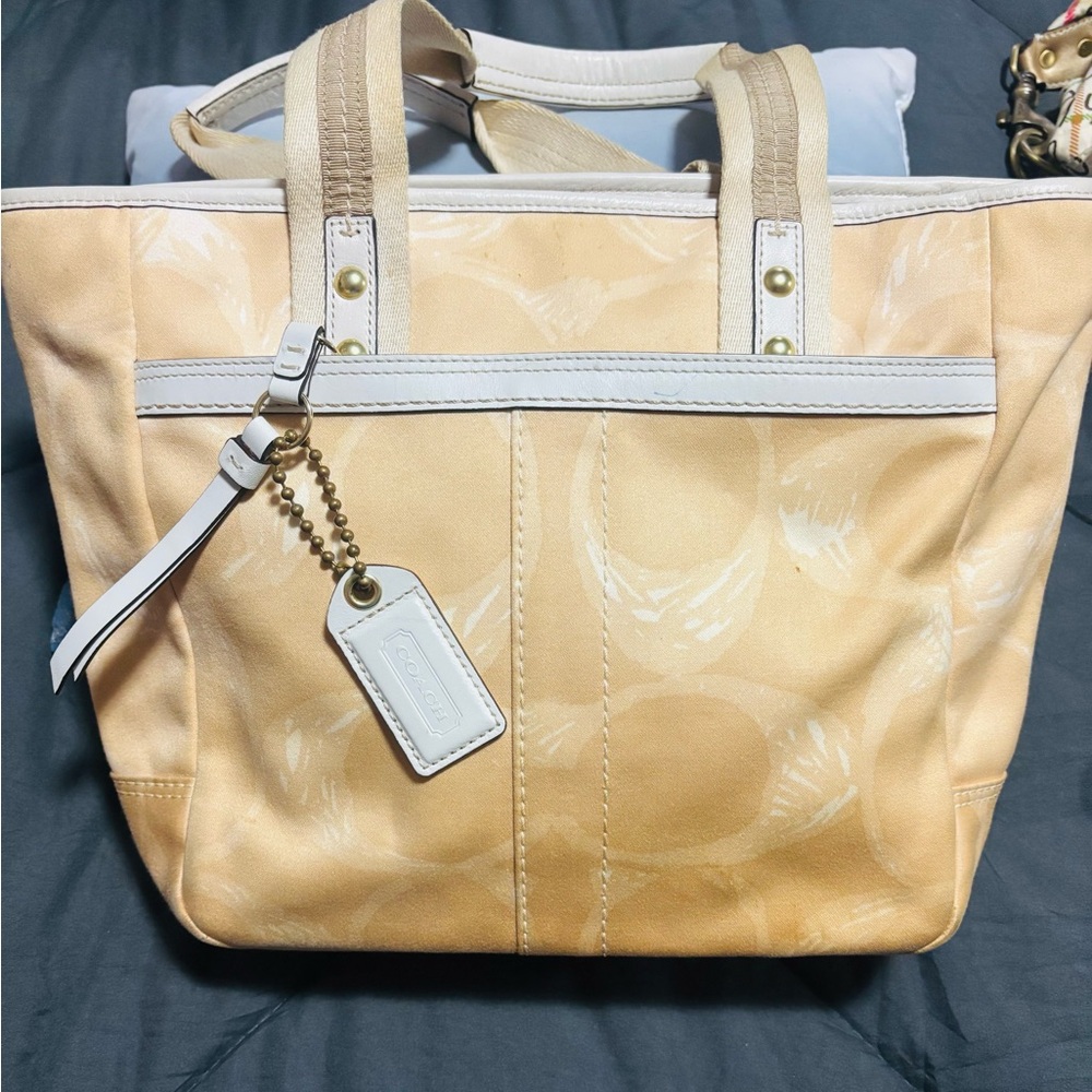 Coach Signature Canvas Tote – Beige & White – Classic Style